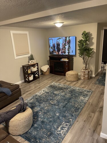 Cozy home within walking distance to the mall & food. 8 minute drive to downtown