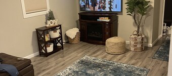 Cozy home within walking distance to the mall & food. 8 minute drive to downtown