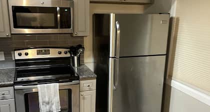 Cozy home within walking distance to the mall & food. 8 minute drive to downtown