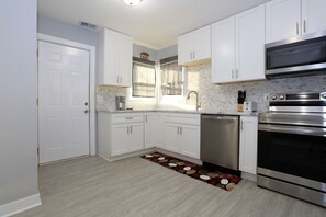 Kjøleskap, mikrobølgeovn, ovn og kokeplater