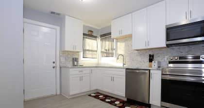 Global Vibes Parlor Renovated home,1 min to golf course & close to two stadiums