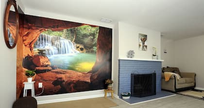 Global Vibes Parlor Renovated home,1 min to golf course & close to two stadiums