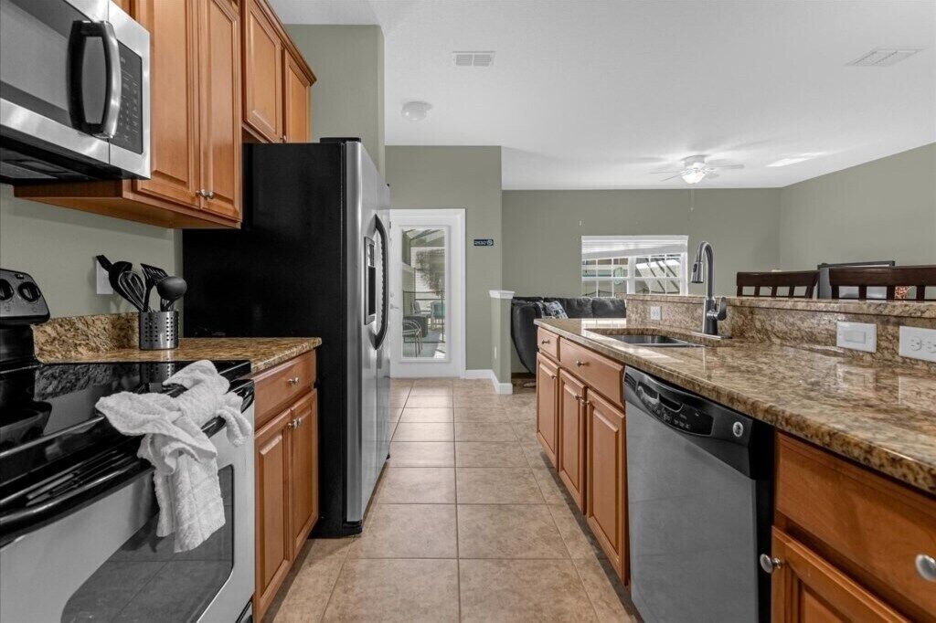 Coffee/tea maker, fridge, microwave, oven