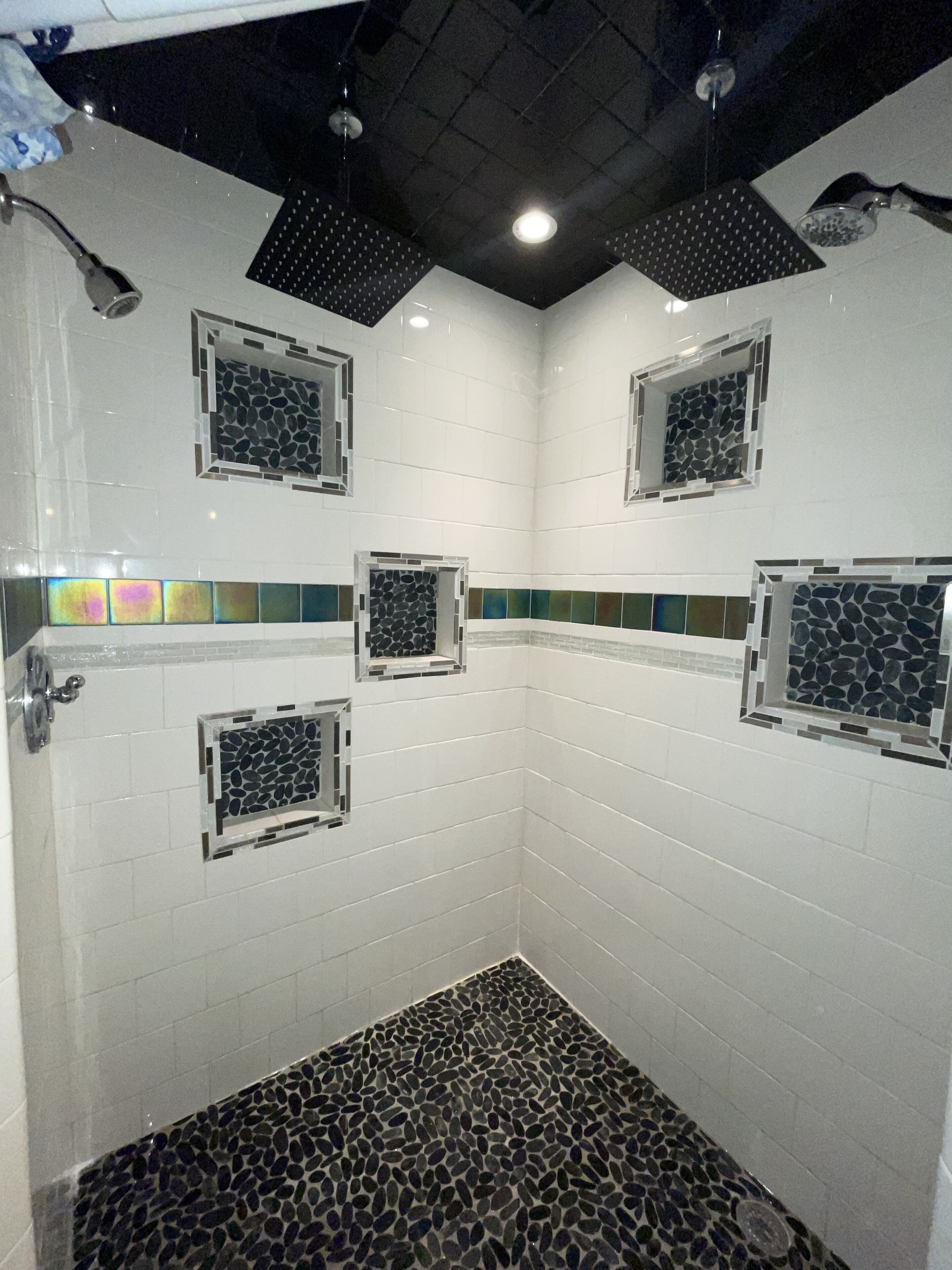 Een douche, een bubbelbad, een haardroger, handdoeken
