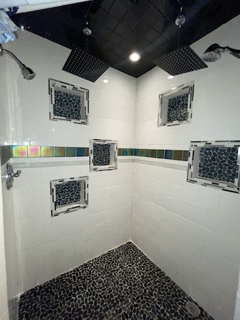Shower, jetted bath, hair dryer, towels. Lovely 3 Br, Outdoorsman's Haven, Sled Access/ATV