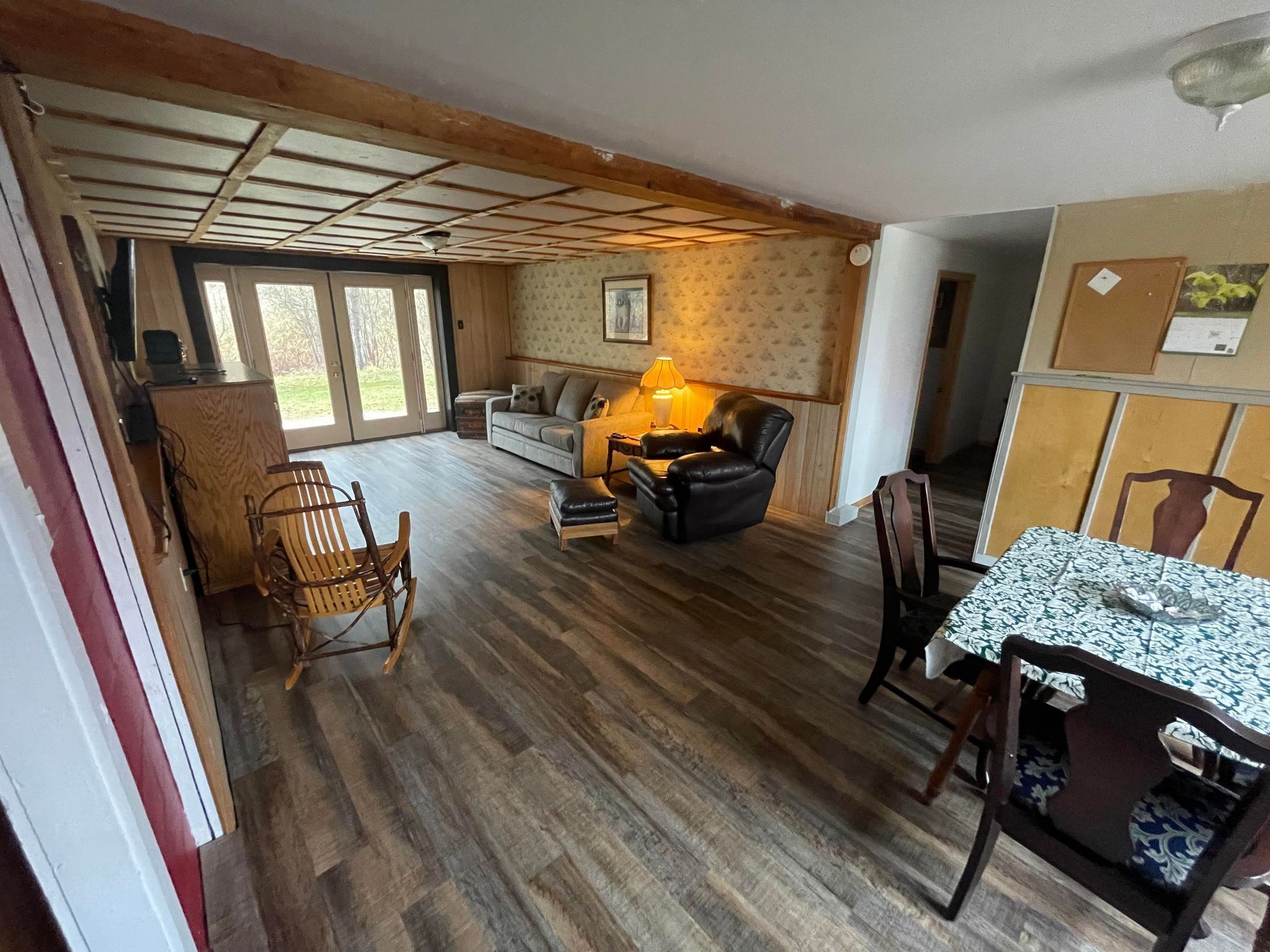 Älytelevisio, takka, DVD-soitin, kirjoja