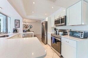 Een koelkast, een microgolfoven, een oven, een kookplaat