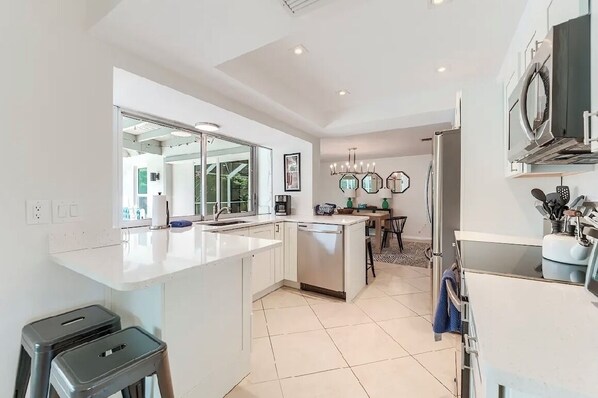 Een koelkast, een microgolfoven, een oven, een kookplaat