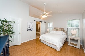 4 slaapkamers, een bureau, een strijkplank/strijkijzer, reisbedje