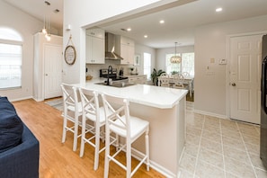 Fridge, microwave, oven, stovetop - Clean Coastal Cottage 5min to beach & 20 min to Charleston (Mount Pleasant)