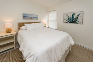 4 chambres, bureau, fer et planche à repasser, lit parapluie