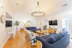 Smart TV, books - Clean Coastal Cottage 5min to beach & 15min to Charleston (Mount Pleasant)