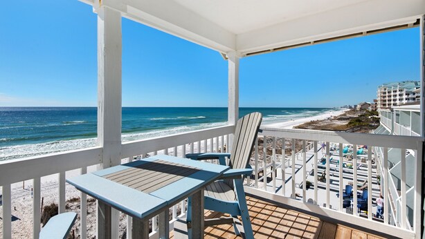 Una terraza techada con vista a la playa y el océano.