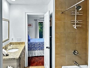 Kombinert dusj/badekar, hårføner, håndklær og såpe