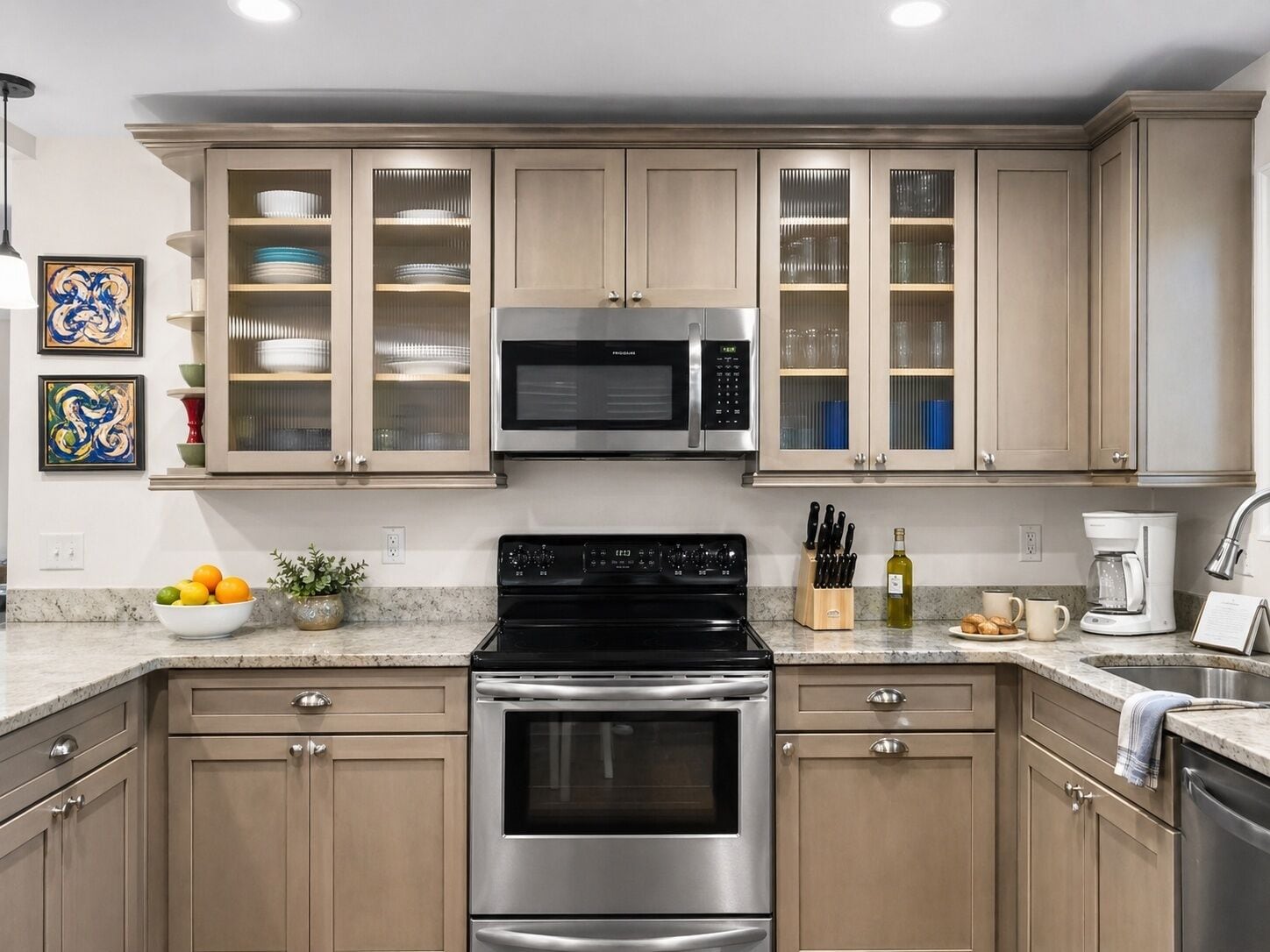 Réfrigérateur, four à micro-ondes, un four, surface de cuisson