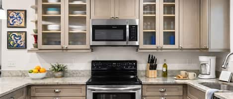 Réfrigérateur, four à micro-ondes, un four, surface de cuisson