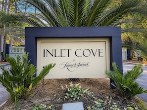 A sign for Inlet Cove at Kiawah Island. - Pet Friendly, Walk to beach, pool and community dock and more! (Kiawah Island)