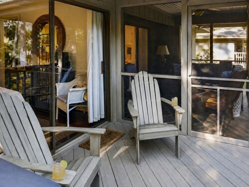 Pet Friendly, Walk to beach, pool and community dock and more!
