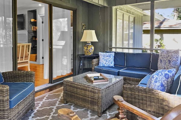 Smart TV, chimenea y libros