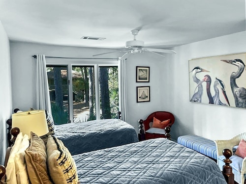 Pet Friendly, Walk to beach, pool and community dock and more!