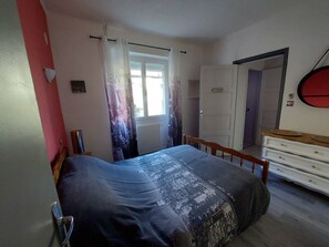 2 bedrooms, iron/ironing board, travel cot, wheelchair access