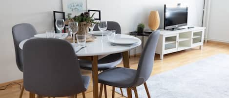 舒適公寓 | 起居區 | 36-吋電視,提供有線頻道