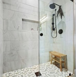 Combined shower/bathtub, hair dryer, bidet, towels - Mountain Retreat w/outdoor activities including rock climbing and hiking, (Soddy-Daisy)