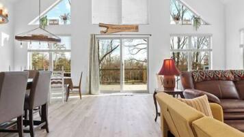 スマートテレビ、テーブルサッカー台、書庫