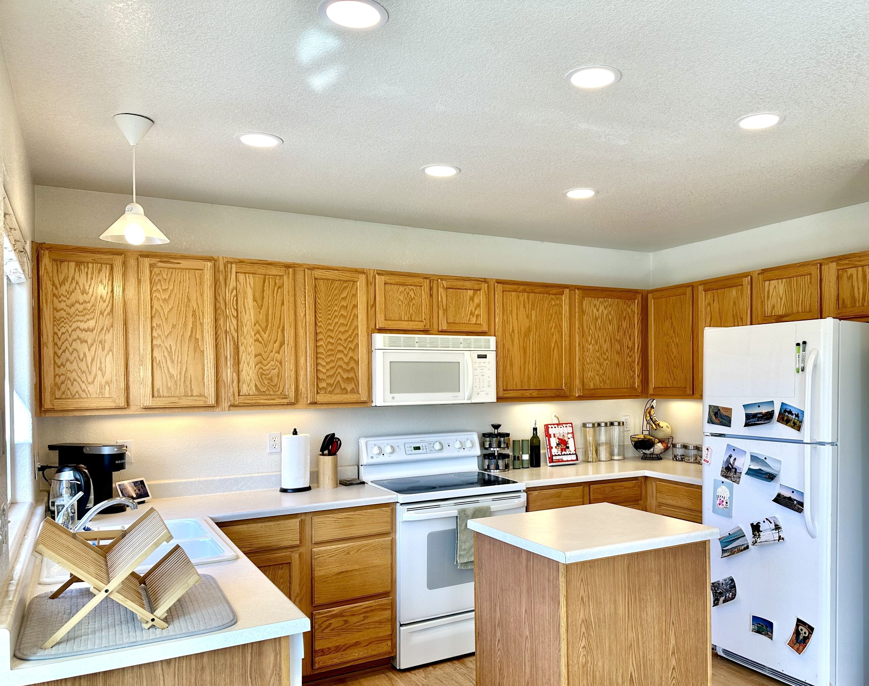 Geladeira, micro-ondas, fogão, cooktop