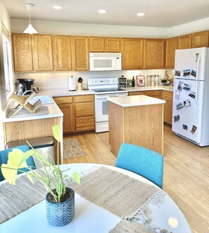Fridge, microwave, oven, stovetop - Spacious Oasis near Red Rocks and Downtown Denver (Lakewood)