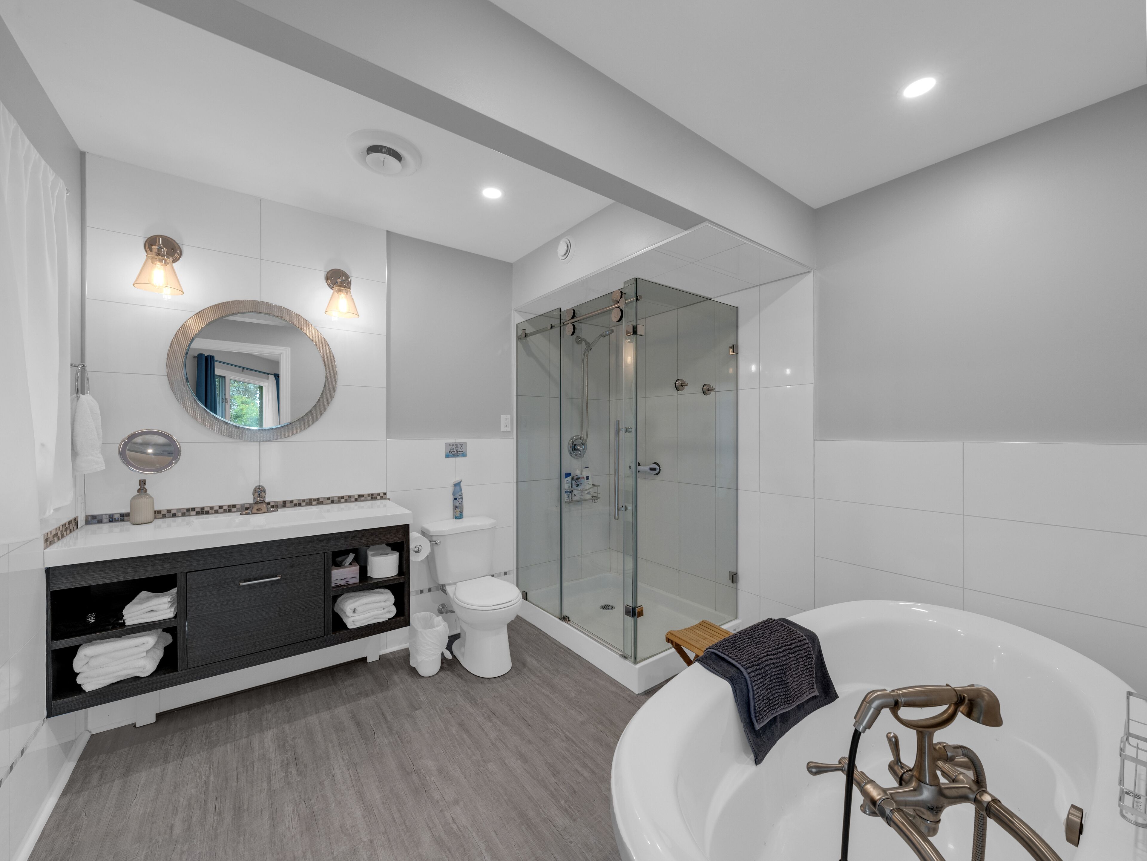 Suite Premium | Kamar mandi | Bathtub dan shower terpisah, bathtub besar,  dan shower pijat air