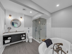 Premium Suite | Bathroom | Separate tub and shower, deep soaking tub, hydromassage showerhead - Coastal #1 and Cozy #2 - Seacliff Beach Suites (Leamington)