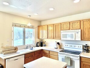 ثلاجة، ميكروويف، فرن، موقد طهي مسطح