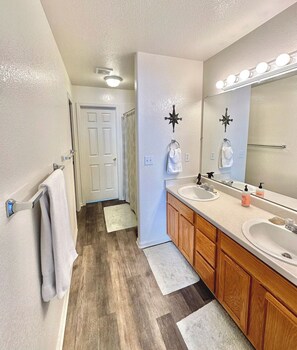 Combined shower/bathtub, hair dryer, towels, soap - Spacious Lakewood home near downtown Denver (Lakewood)