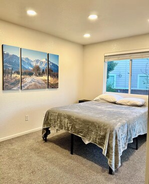 2 bedrooms, iron/ironing board, travel cot, WiFi - Spacious Lakewood home near downtown Denver (Lakewood)