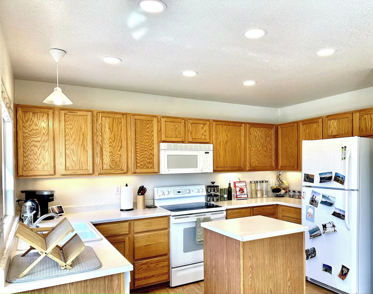 Jääkaappi, mikroaaltouuni, uuni, liesi