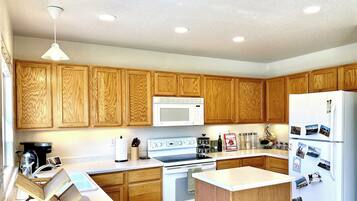 Jääkaappi, mikroaaltouuni, uuni, liesi