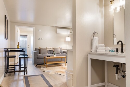 Outpost: Town Square Lodge 1 - Close to Town Square!