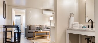 Outpost: Town Square Lodge 1 - Close to Town Square!