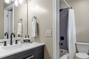 Hair dryer, towels - Outpost: Town Square Lodge 7 - Close to Town Square! (Jackson)