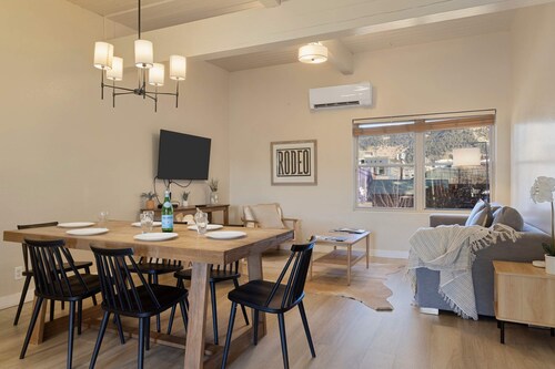 Outpost: Town Square Lodge 8 - Close to Town Square