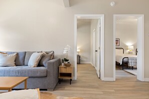 2 habitaciones, escritorio, tabla de planchar con plancha y wifi