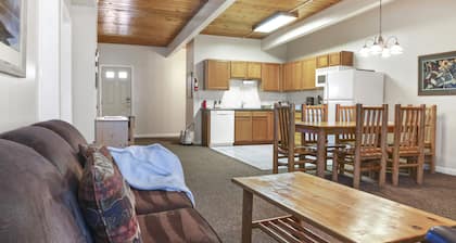 Outpost: Town Square Lodge 9 - Close to Town Square