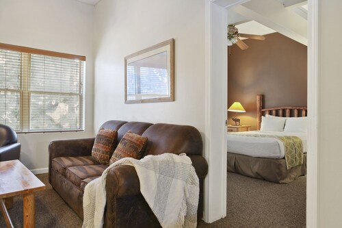 Outpost: Town Square Lodge 9 - Close to Town Square