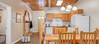 Outpost: Town Square Lodge 10 - Close to town Square