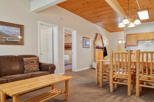 Outpost: Town Square Lodge 10 - Close to town Square