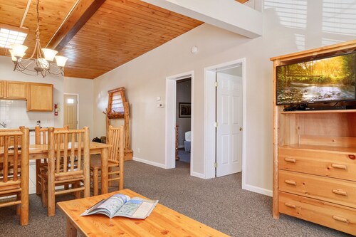 Outpost: Town Square Lodge 11 - Close to Town Square