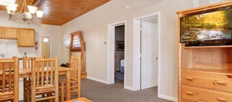 Outpost: Town Square Lodge 11 - Close to Town Square