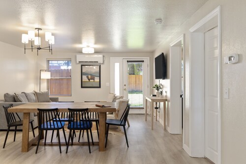 Outpost: Town Square Lodge 2 - Close to Town