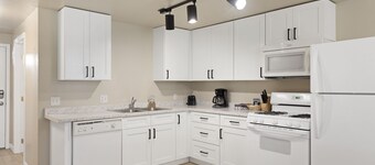 Outpost: Town Square Lodge 2 - Close to Town